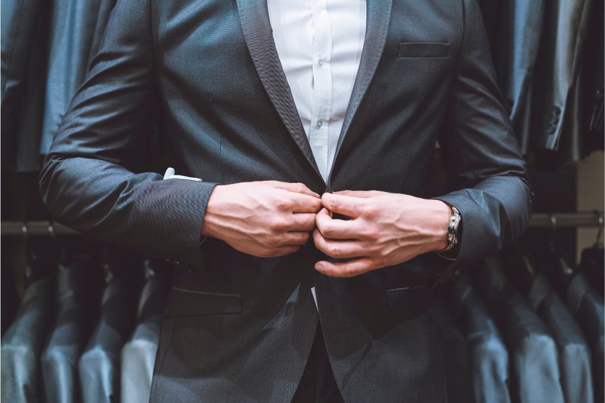 Jak dobrać garnitur męski zgodnie z sylwetką i najważniejszymi zasadami