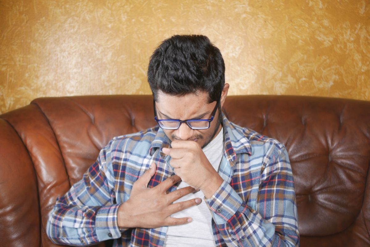 Kaszel palacza przedstawia przyczyny i objawy na zdjęciu układu oddechowego